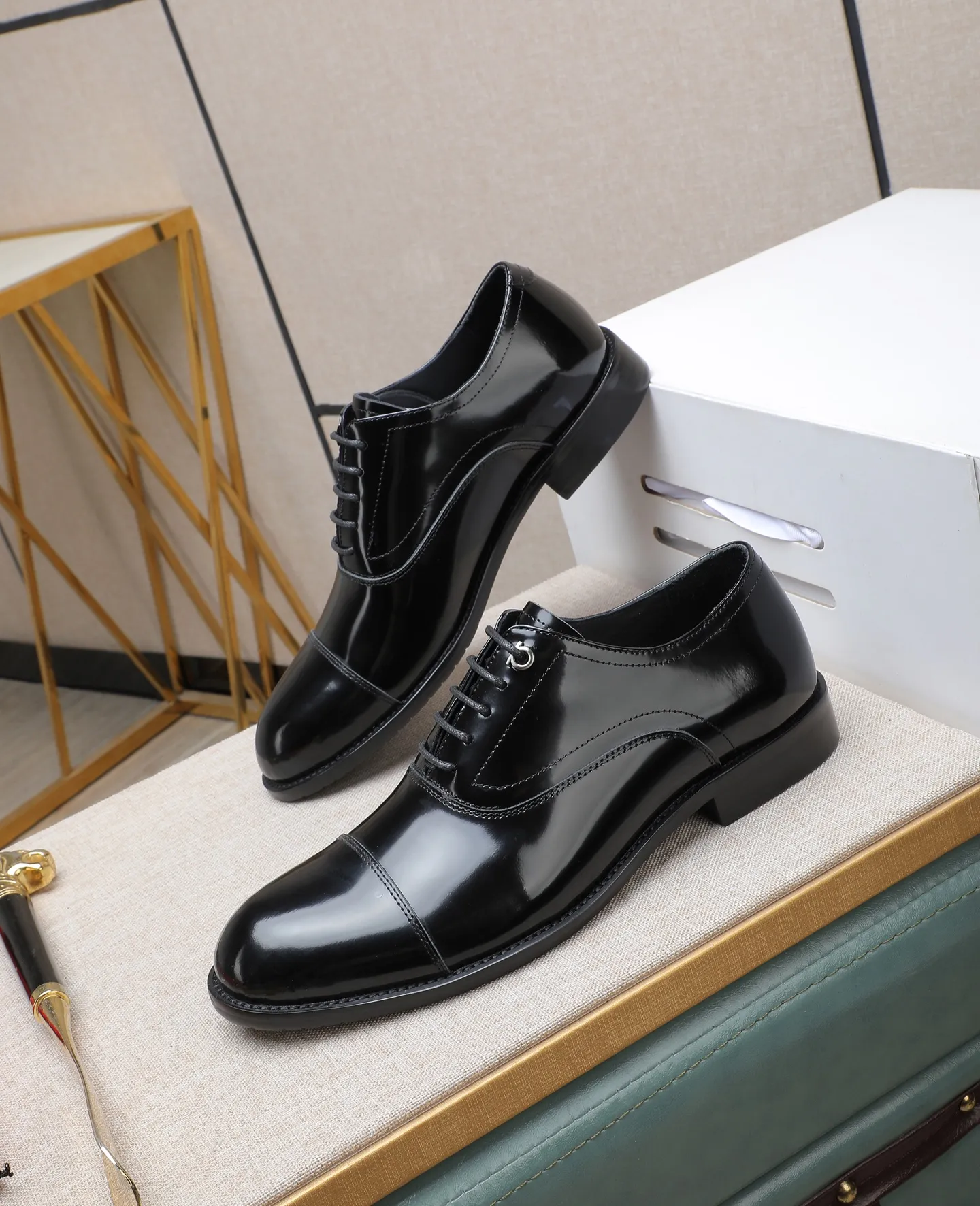 Men's shoes 💰540📛📛 (water-dyed cow lining) Salvatore Ferragamo high-end (Salvatore Ferragamo) is the world's top luxury footwear brand, coming from the fashion kingdom of Italy. It is famous all over the world for its traditional handmade design and novel styles... 🚶🏻🚶🏻New suit shoes are available simultaneously at the counter. This model is made of pure handmade imported Italian calfskin ➕soft water-dyed cowhide lining Original authentic outsole🌀🌀Size: 38➖44 (45 46 customized)